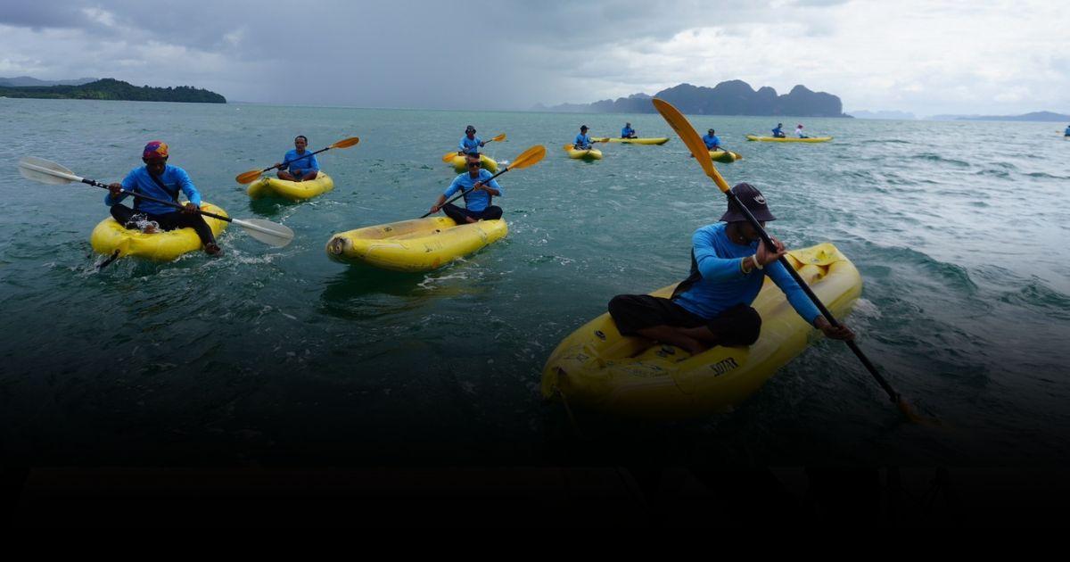 เที่ยวแบบ “เป็นมิตรต่อสิ่งแวดล้อม” พายเรือแคนู เก็บขยะในอุทยานแห่งชาติ